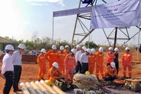 Các lực lượng chuẩn bị các trang thiết bị phục vụ diễn tập. Ảnh: Lê Nam