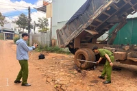 Lực lượng Công an khám nghiệm hiện trường để xác minh làm rõ vụ tai nạn. Ảnh: Văn Ngọc