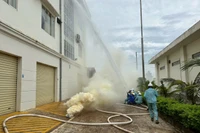 Lực lượng tham gia buổi thực tập đã dập tắt đám cháy giả định. Ảnh: Thanh Hải