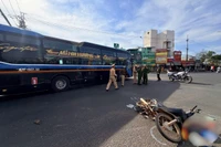 Xe khách va chạm xe máy sang đường ở ngã tư Biển Hồ khiến 1 người tử vong