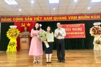 ông Trần Thanh Phụng-Phó Tổng Giám đốc Tập đoàn Công nghiệp Cao su Việt Nam (bìa phải) trao quyết định bổ nhiệm Chủ tịch Hội đồng thành viên Công ty TNHH MTV Cao su Chư Păh cho bà Huỳnh Thị Nga. Ảnh: Lê Nam