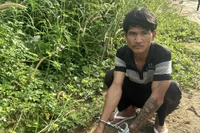 Đối tượng Gin cùng số ma túy được cất giấu trong gói thuốc lá. Ảnh: Quốc Dũng