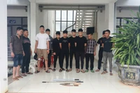 Triệu tập 14 đối tượng cầm hung khí gây náo loạn giữa đêm