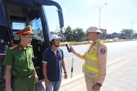 Lực lượng Cảnh sát giao thông Công an tỉnh Gia Lai triển khai quân số siết chặt kiểm tra các phương tiện vận tải hành khách trên toàn tuyến giao thông trong 3 ngày cuối kỳ nghỉ Tết Bính Ngọ 2026 để đảm bảo an toàn cho người dân trở lại làm việc.