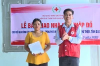 Bàn giao nhà "Chữ thập đỏ” cho hộ khó khăn