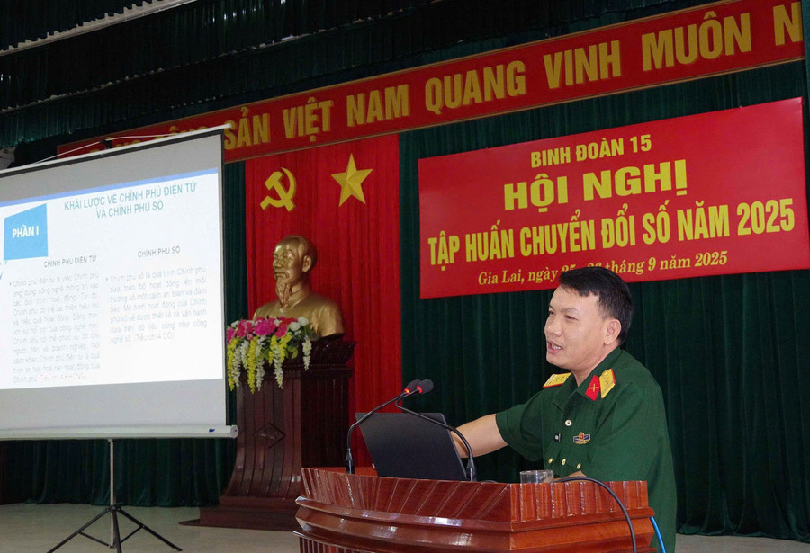 Cán bộ Văn phòng Binh đoàn 15 báo cáo chuyên đề trọng tâm về chuyển đổi số. Ảnh: Đình Khoa binh-doan-15-chuyen-doi-so.jpg