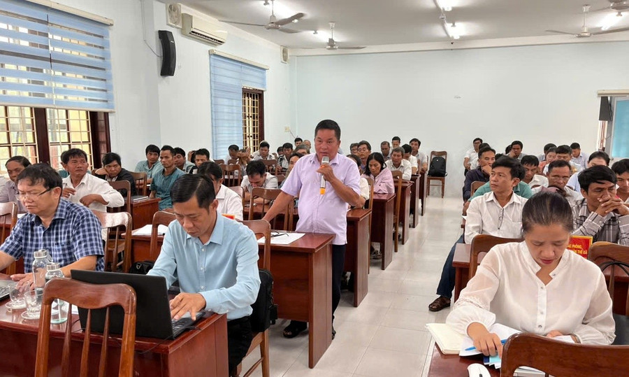 Cử tri xã Vân Canh nêu kiến nghị tại buổi tiếp xúc. Ảnh: Xuân Định tiep-xuc-cu-tri-3.jpg