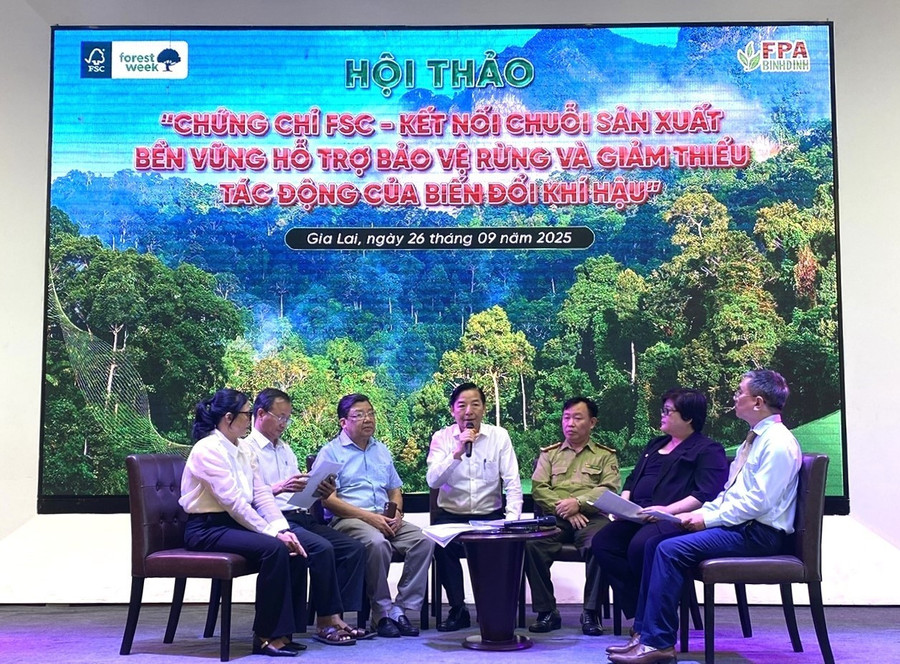 Các đại biểu trao đổi, gợi mở nhiều giải pháp nâng cao hiệu quả quản lý và phát triển rừng bền vững. Ảnh: K.H ket-noi-chuoi-san-xuat-ben-vung.jpg