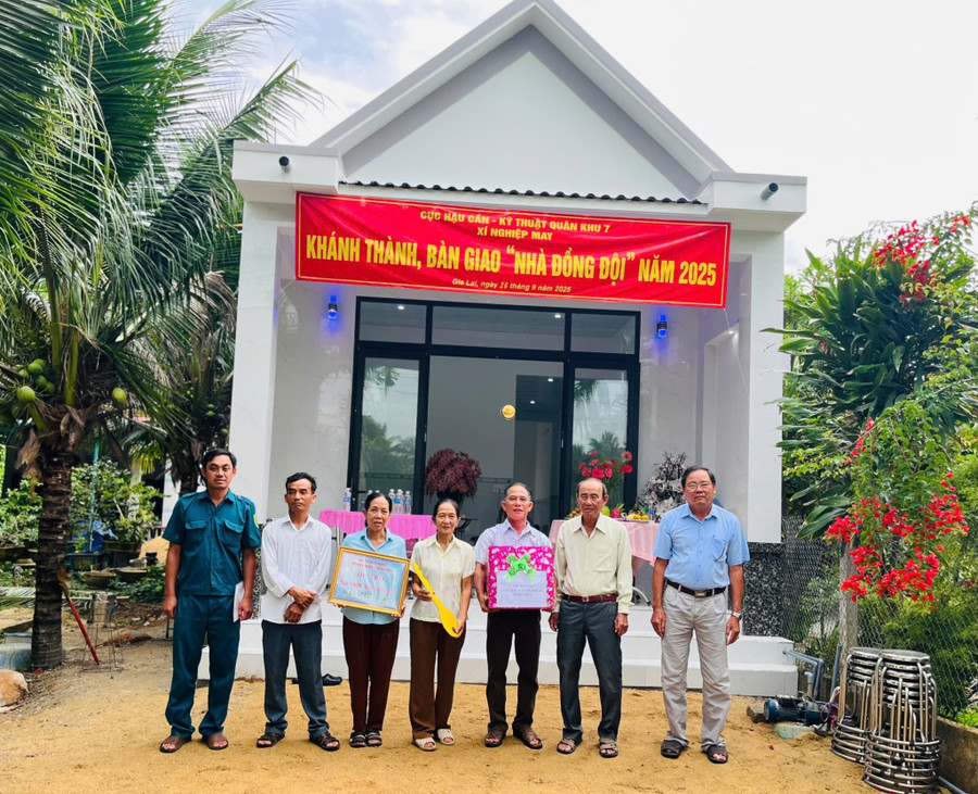 Đại diện gia đình bà Nguyễn Thị Mẫn (thứ 3 từ trái sang) nhận bàn giao căn nhà mới. Ảnh: ĐVCC ban-giao-nha-dong-doi.jpg