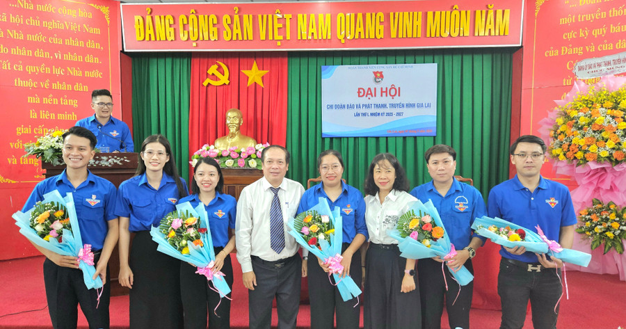 Ban Chấp hành Chi đoàn ra mắt Đại hội. Ảnh: Ngọc Duy cac-dai-bieu-trao-quyet-dinh.jpg