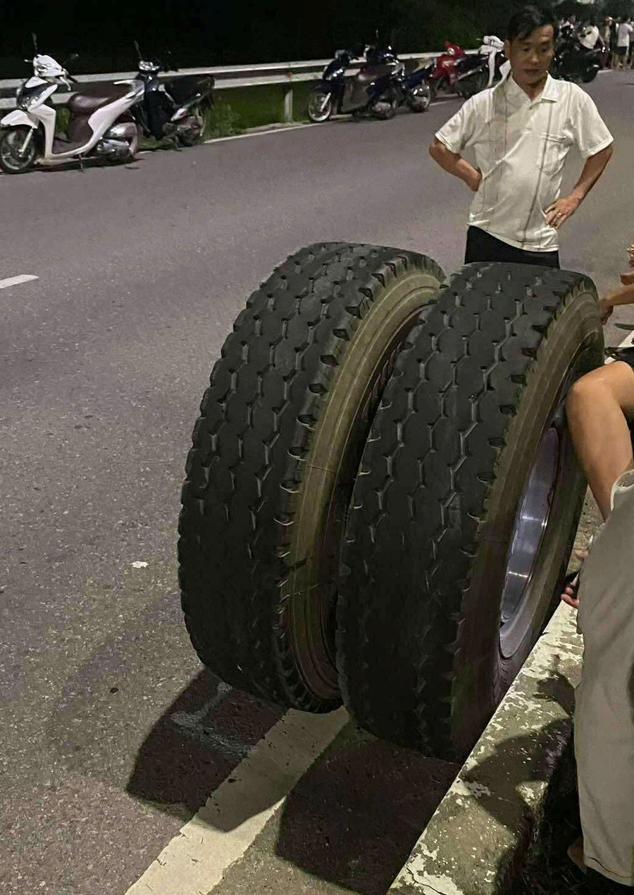 Hai bánh của phương tiên liên quan đến vụ tai nạn. Ảnh: Người dân cung cấp 2-81.jpg