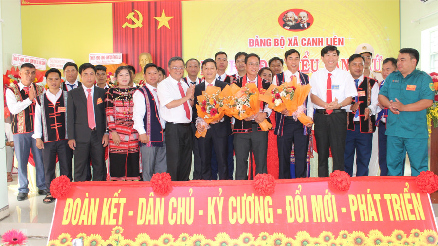 Ban Chấp hành Đảng bộ xã Canh Liên ra mắt Đại hội. Ảnh: N.H a1.jpg
