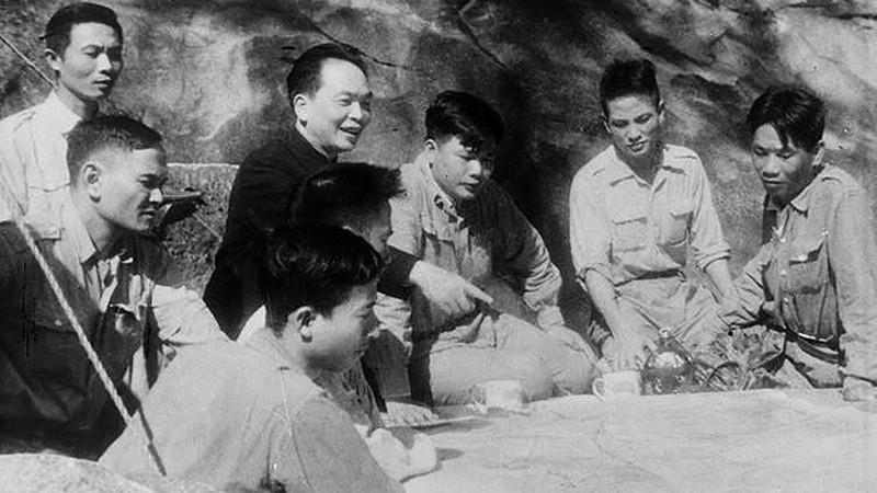 Đại tướng Võ Nguyên Giáp chỉ huy chiến dịch lịch sử Điện Biên Phủ, năm 1954. Ảnh tư liệu dt2.jpg