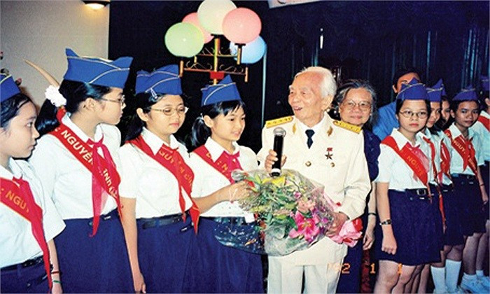 Trái tim nhân ái của Đại tướng Võ Nguyên Giáp luôn gần gũi với thế hệ trẻ. Ảnh tư liệu dt3.jpg