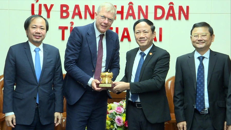 Phó Bí thư Tỉnh ủy, Chủ tịch UBND tỉnh Phạm Anh Tuấn (thứ 2 từ phải sang) tặng quà cho ông Remon Vos-CEO Tập đoàn CTP (Vương quốc Hà Lan). Ảnh: Phi Long anh-1.jpg