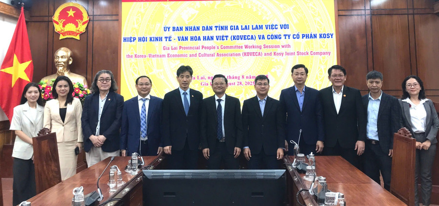 Lãnh đạo UBND tỉnh chụp hình lưu niệm với các thành viên KOVECA và Công ty cổ phần Kosy. Ảnh: Đoàn Bình anh-3-9253.jpg