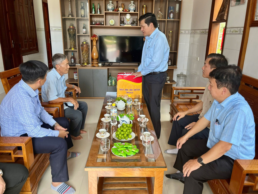 Phó Chủ tịch Thường trực HĐND tỉnh Trương Văn Đạt thăm, tặng quà thương binh Trịnh Ngọc Dầy, khu phố Quy Thuận, phường Hoài Nhơn Bắc. Ảnh: Bảo Long dfc480ccd1905ace0381.jpg