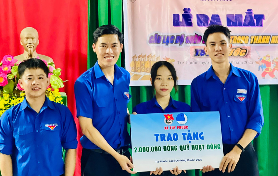 Ban Thường vụ Đoàn xã Tuy Phước tặng 2 triệu đồng làm quỹ hoạt động ban đầu cho Câu lạc bộ chèo Bả trạo Tuy Phước. Ảnh: ĐVCC cau-lac-bo-cheo-ba-trao-tuy-phuoc.jpg
