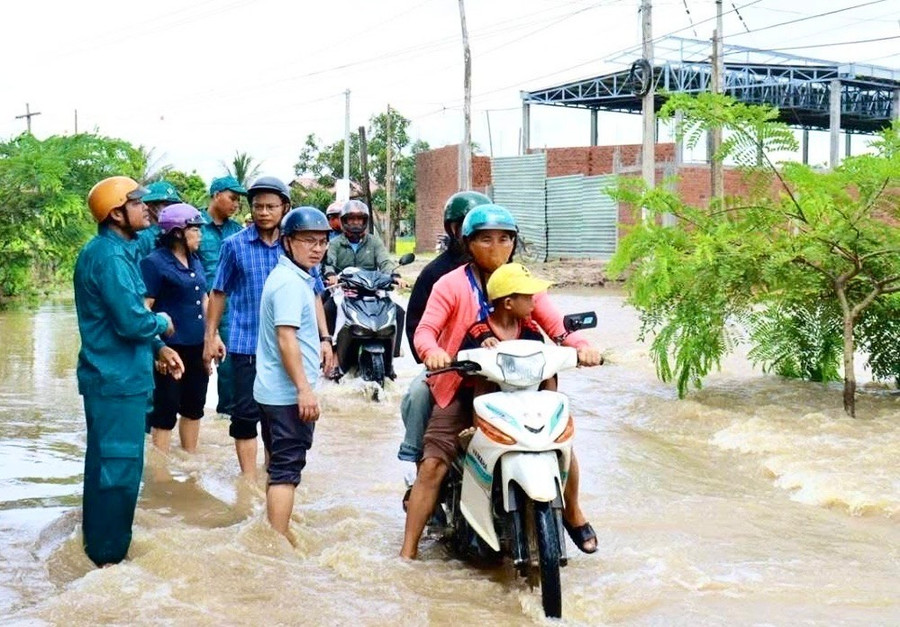 Lãnh đạo xã Ia Hiao đến hiện trường chỉ đạo công tác ứng phó với tình trạng ngập lụt trên địa bàn. Ảnh: M.P nguoi-dan-vung-ngap-lut-xa-ia-hiao-mong-duoc-an-cu.jpg