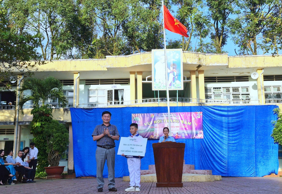 Nhà báo Huỳnh Kiên-Phó Tổng biên tập Báo và phát thanh, truyền hình Gia Lai trao học bổng trị giá 10 triệu đồng cho em Vĩnh Đan. Ảnh: B.N chuong-trinh-cung-em-den-truong-trao-hoc-bong-cho-em-ho-vinh-dan.jpg