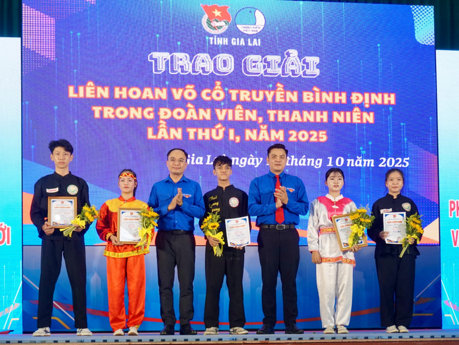 Trao giải cho các đội đạt thành tích cao tại bảng Đối luyện nam-nữ. Ảnh: D.L ky-niem-69-nam-ngay-thanh-lap-hoi-11.jpg
