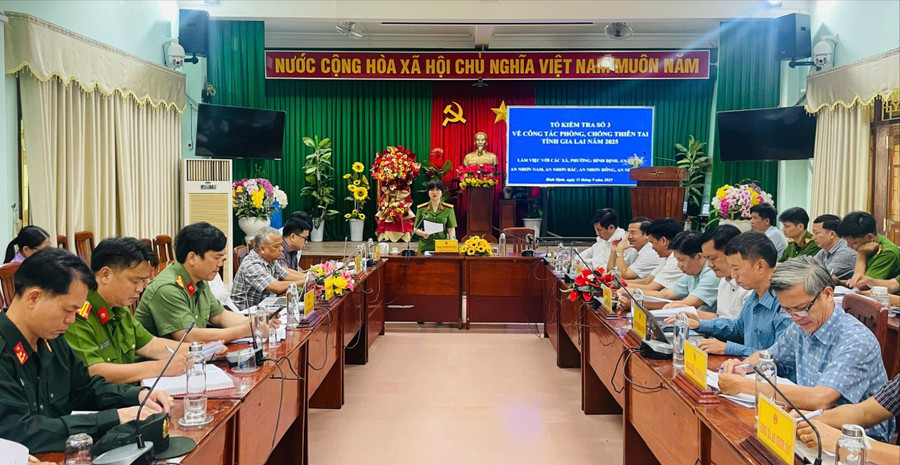 Thượng tá Ksor H’Bơ Khắp làm việc với lãnh đạo các xã, phường phía Đông tỉnh về công tác phòng-chống thiên tai. Ảnh: Phi Long kiem-tra-phong-chong-thien-tai.jpg