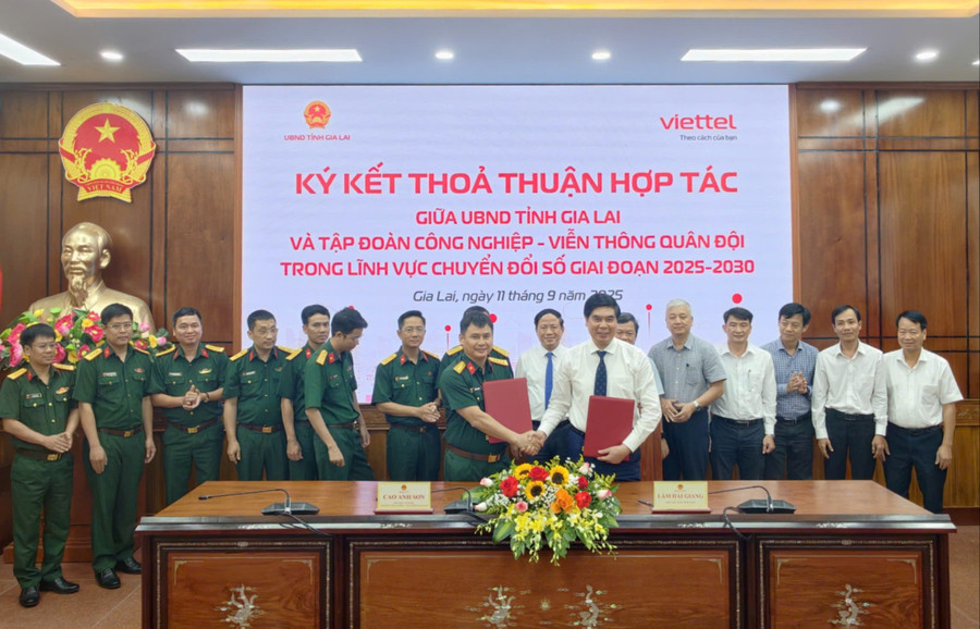 UBND tỉnh Gia Lai và Viettel ký thỏa thuận hợp tác về chuyển đổi số. Ảnh: Dũng Nhân gia-lai-viettel-ky-ket-5530.jpg