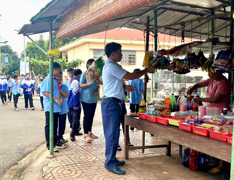 Lực lượng Quản lý thị trường tuyên truyền tại một cơ sở kinh doanh ở khu vực Trường THCS Quang Trung (xã Đức Cơ). Ảnh: ĐVCC luc-luong-quan-ly-thi-truong-tuyen-truyen-tai-truong-thcs-quang-trung-xa-duc-co-anh-dvcc.jpg