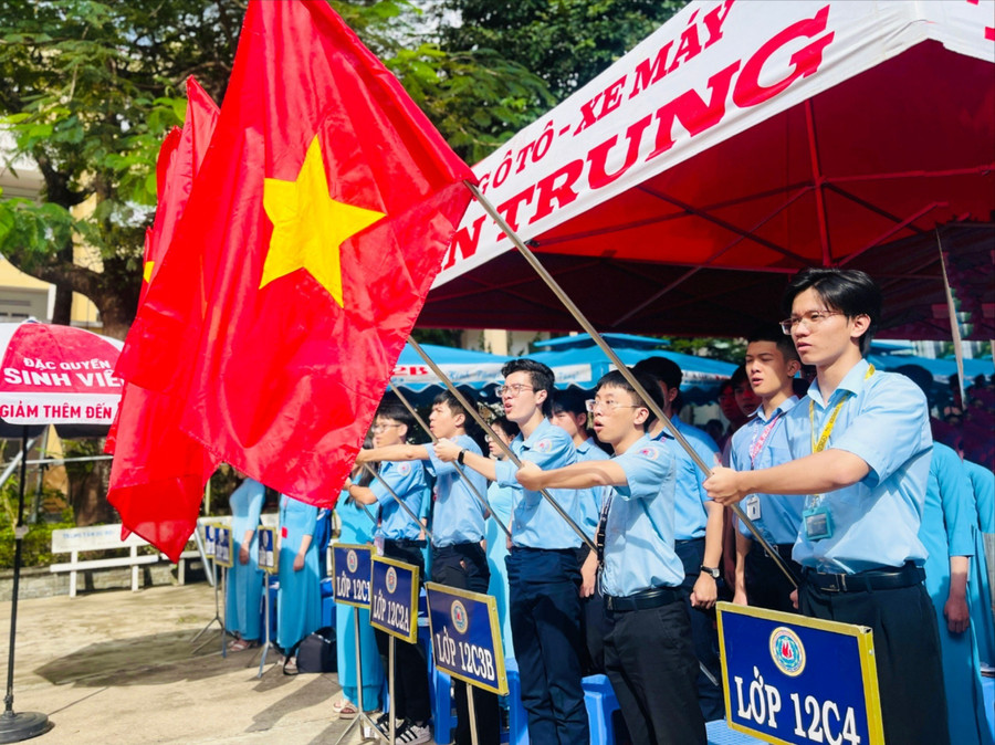 Lần đầu tiên tất cả cơ sở giáo dục trên toàn quốc chào cờ, hát Quốc ca cùng một thời điểm trong lễ khai giảng năm học mới. Ảnh: Trần Dung dugggf-7867.jpg