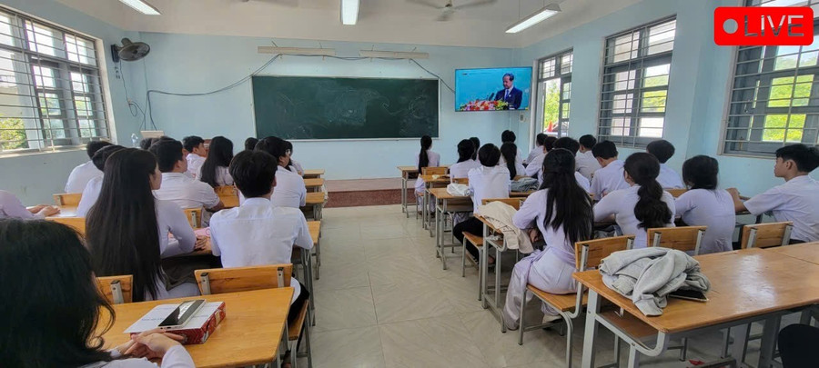 Học sinh Trường THPT Tăng Bạt Hổ nghe Bộ trưởng Bộ Giáo dục và Đào tạo Nguyễn Kim Sơn phát biểu. Ảnh: Trường Đăng gen-n-z6978588026662-c677524f164106f1bd1e28557c4ad476-7896.jpg
