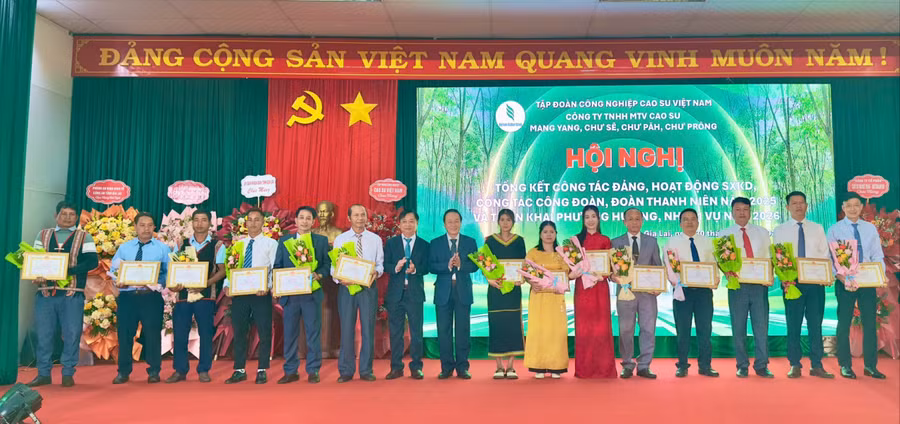 cac-ca-nhan-o-4-cong-ty-duoc-tap-doan-tang-giay-khen-hoan-thanh-xuat-sac-nhiem-vu.jpg