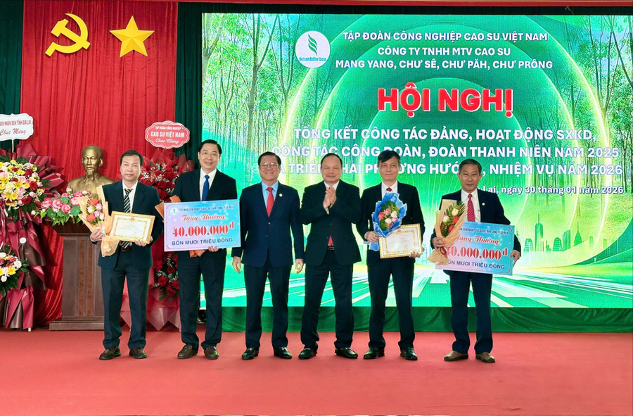lanh-dao-tinh-va-lanh-dao-tap-doan-cong-nghiep-cao-su-viet-nam-trao-khen-thuong-ve-truoc-ke-hoach-cua-tap-doan-trong-nam-2025-cho-hai-cong-ty-tnhh-mtv-cao-su-mang-yang-va-chu-se.jpg