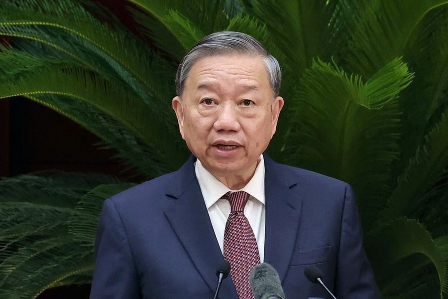 Phát biểu bế mạc hội nghị lần thứ 12 Ban Chấp hành Trung ương Đảng khóa 13, Tổng Bí thư Tô Lâm đặt ra yêu cầu tiếp tục hoàn thiện mô hình chính quyền 2 cấp, đồng thời nâng cao chất lượng đội ngũ cán bộ, tinh thần phục vụ, hiệu lực quản trị công. Ảnh: TTXVN be-mac-hoi-nghi-lan-thu-12-ban-chap-hanh-trung-uong-dang-khoa-13-1365.jpg