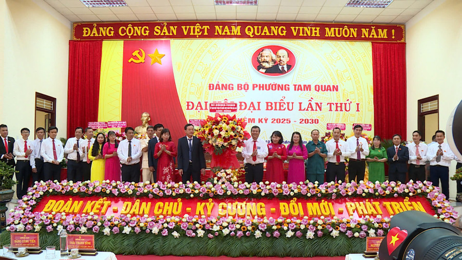 Ban Chấp hành Đảng bộ phường Tam Quan nhiệm kỳ 2025-2030 ra mắt Đại hội. Ảnh: Hoàng Vũ 91cc7f7dc5954dcb1484.jpg