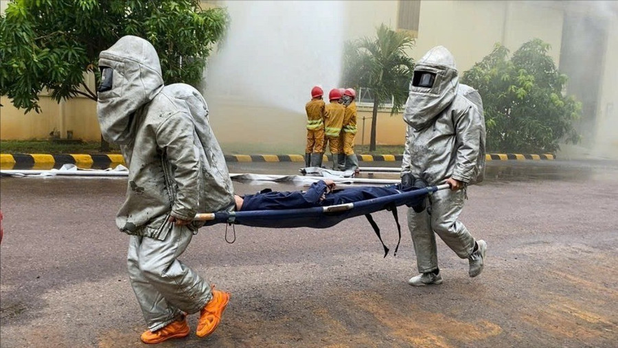 Lực lượng chữa cháy chuyên nghiệp sử dụng đồ bảo hộ chuyên dụng nhanh chóng đưa nạn nhân ra ngoài. Ảnh: N.L z6956440165029-5962d1ff4ac5731883146369e58f247c.jpg