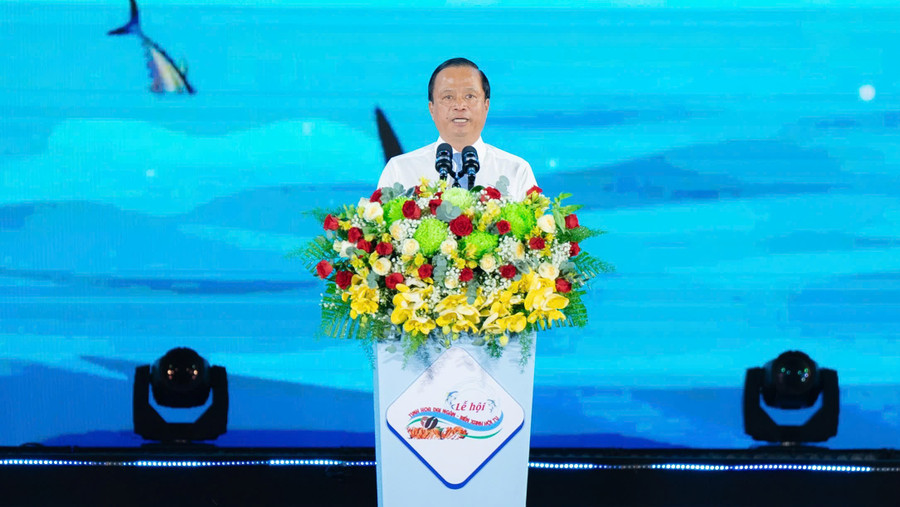 Phó Chủ tịch Thường trực UBND tỉnh Nguyễn Tuấn Thanh phát biểu khai mạc lễ hội. Ảnh: Dũng Nhân 9948fa58fc3777692e26.jpg