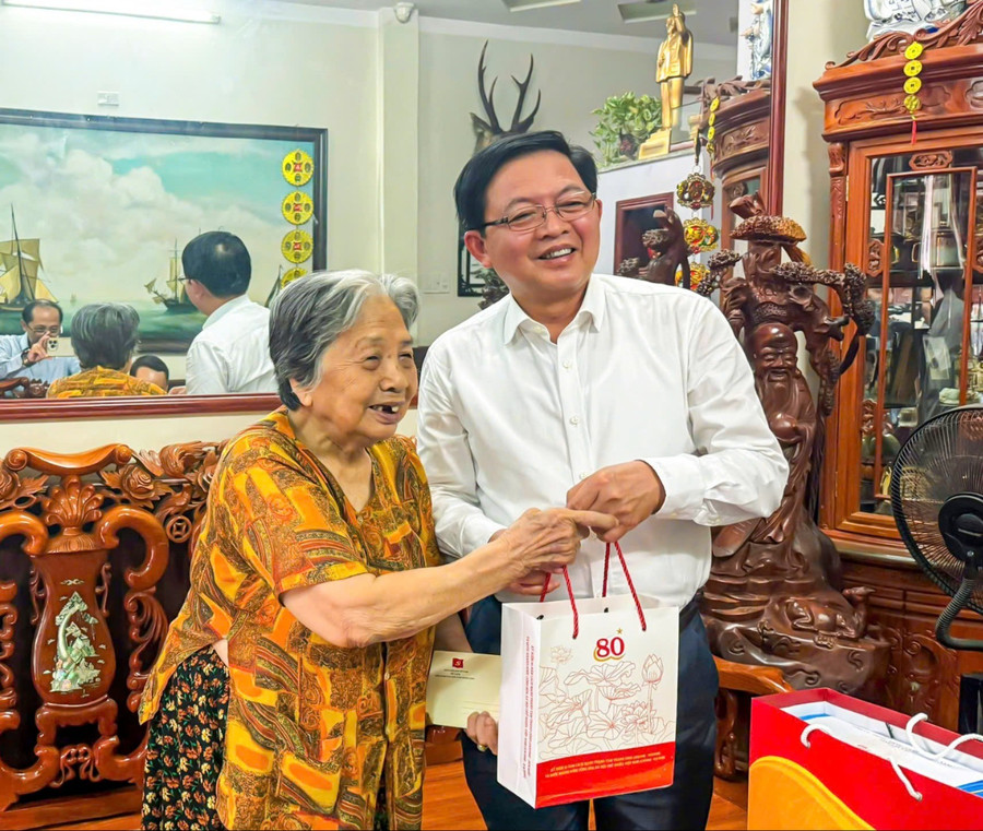 Bí thư Tỉnh ủy Hồ Quốc Dũng trao quà của Tổng Bí thư cho cán bộ lão thành cách mạng Trịnh Thị Minh Tâm. Ảnh: Bình Dương 299-bi-thu.jpg
