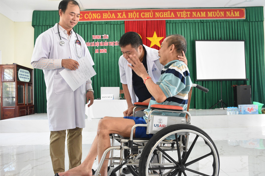 Đánh giá chức năng về rối loạn ngôn ngữ ở người khuyết tật tại Trung tâm Công tác xã hội và Bảo trợ xã hội An Nhơn. Ảnh: Ngô Thu Hiền kham-sang-loc-va-danh-gia-nhu-cau-ho-tro-cho-nguoi-khuyet-tat.jpg