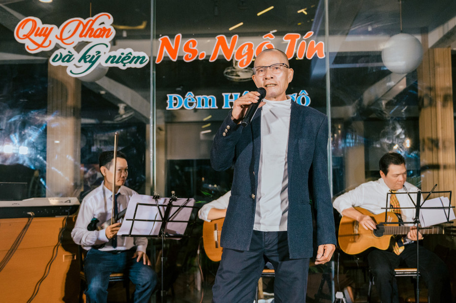 Nhạc sĩ Ngô Tín trong đêm nhạc do bạn bè tổ chức tại Quy Nhơn nhân dịp ông về thăm quê (tháng 9-2025). Ảnh: NVCC chieu-tan-lop-trinh-vuong-1.jpg
