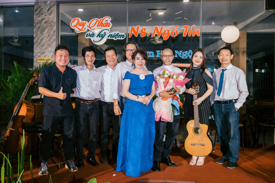 Nhạc sĩ Ngô Tín (người ôm hoa) và bạn bè tại Quy Nhơn, tháng 9-2025. Ảnh: NVCC chieu-tan-lop-trinh-vuong-2.jpg