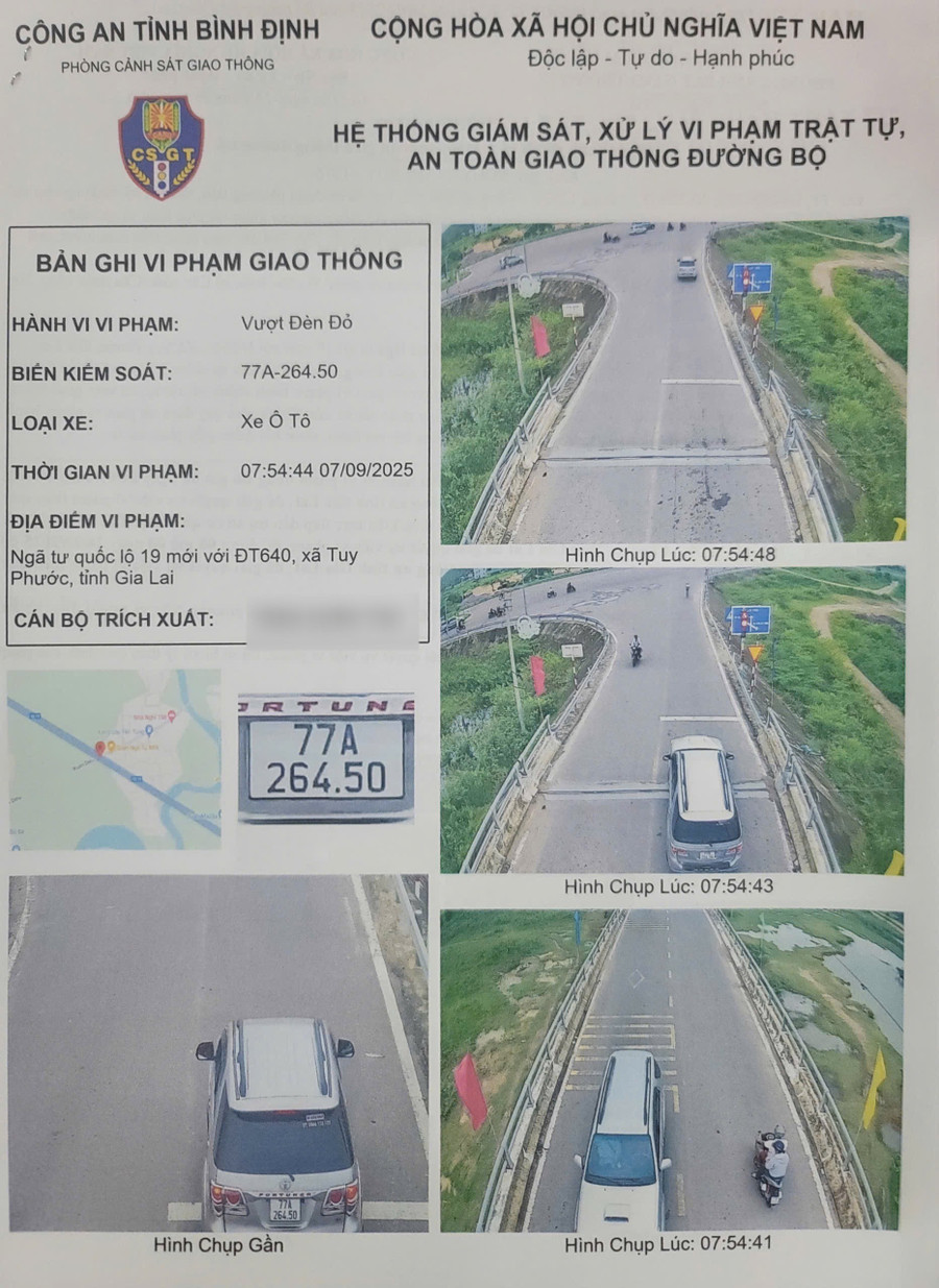 Ô tô vượt đèn đỏ vào sáng 7-9 tại một giao lộ trên địa bàn xã Tuy Phước. Ảnh: ĐVCC o-to-vuot-den-do.jpg