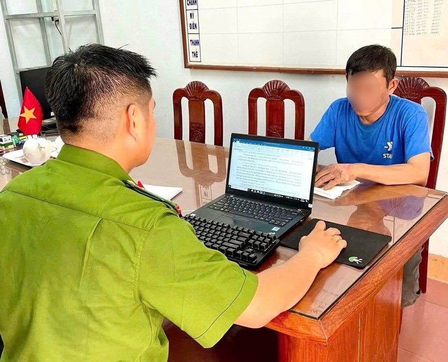 Đối tượng Đ.V.K. làm việc tại cơ quan Công an. Ảnh: ĐVCC dot-spa-nguoi-tinh-cu.jpg