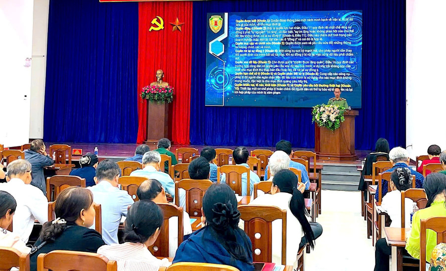Đại biểu nghe phổ biến các quy định của pháp luật. Ảnh: A.H pho-bien-phap-luat.jpg