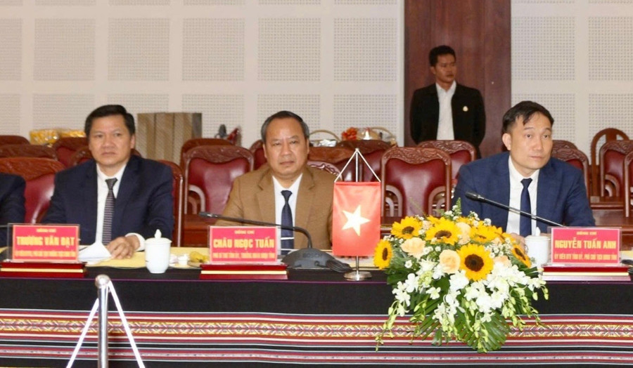 Các lãnh đạo tỉnh Gia Lai làm việc với đoàn công tác của các tỉnh Đông Bắc Campuchia. Ảnh: Vũ Thảo 111.jpg