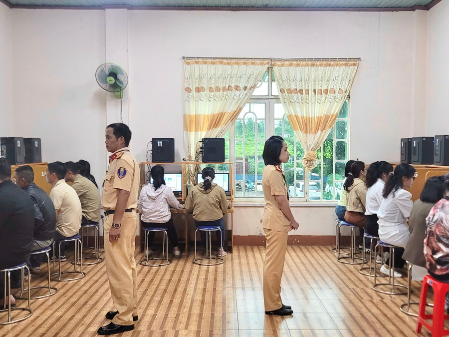 Thí sinh sát hạch lý thuyết tại Trung tâm Đào tạo và sát hạch lái xe loại I (phường Pleiku). Ảnh: ĐVCC 2-101.jpg