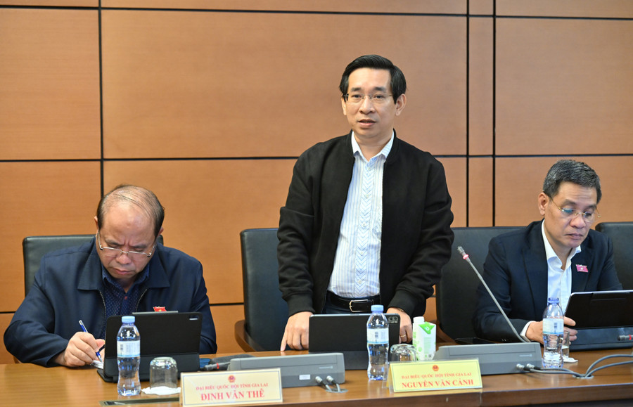 グエン・ヴァン・カン議員は、AIが入力製品なのか、手段ツールなのか、半製品なのか、完成品なのかを明確に区別することを提案した。写真:省議会代表団 luat-tri-tue-nhan-tao-2.jpg