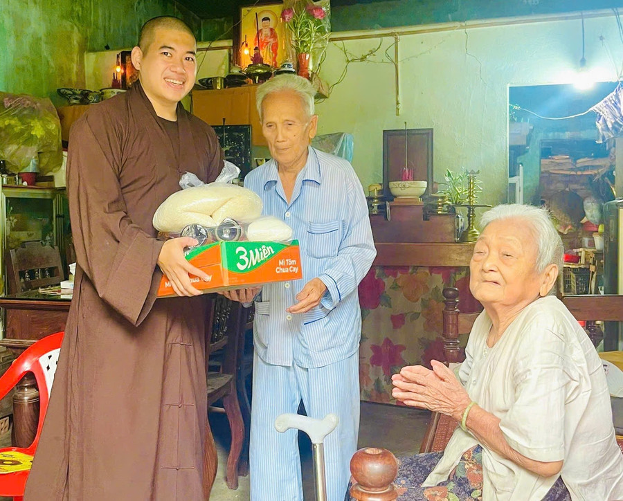 Đại diện chùa Huệ Khánh trao quà cho 2 cụ già. Ảnh: ĐVCC trao-qua-hoan-canh-kho-khan.jpg