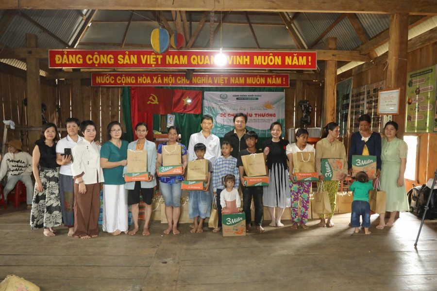 Trao quà cho người dân xã An Toàn. Ảnh: ĐVCC tang-qua-thon-1-2.jpg