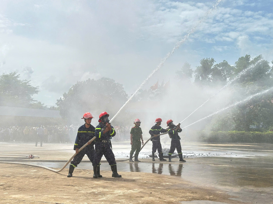 Thực tập phương án chữa cháy, cứu nạn, cứu hộ. Ảnh: ĐVCC thuc-tap-chua-chay.jpg