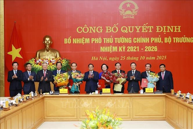 Đồng chí Phạm Minh Chính-Bí thư Đảng ủy Chính phủ, Thủ tướng Chính phủ trao quyết định bổ nhiệm Phó Thủ tướng Chính phủ, Bộ trưởng nhiệm kỳ 2021- 2026. Phó Thủ tướng Hồ Quốc Dũng là người thứ 4 từ phải sang. Ảnh: TTXVN pho-thu-tuong-2.jpg
